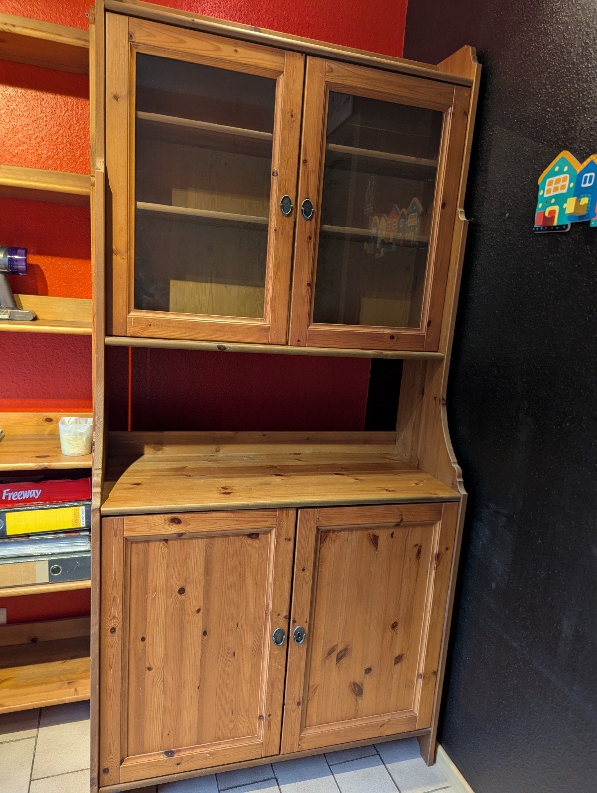 Meuble vitrine IKEA LEKSVIK en pin, Avec porte(s), 25 à 50 cm, Pin, Utilisé