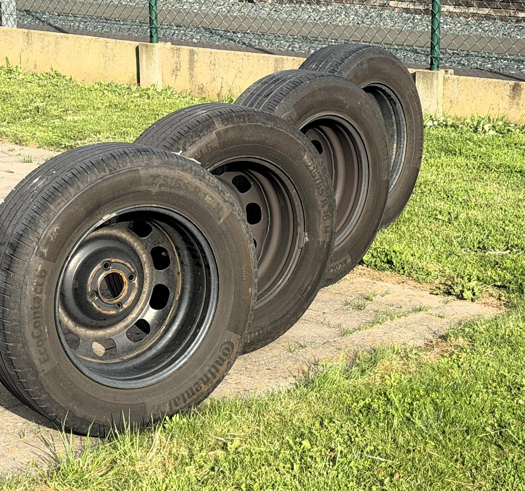 Pneus d'été sur jante 215/65 R16, Pneus et Jantes, 215 mm, 16 pouces, Véhicule de tourisme