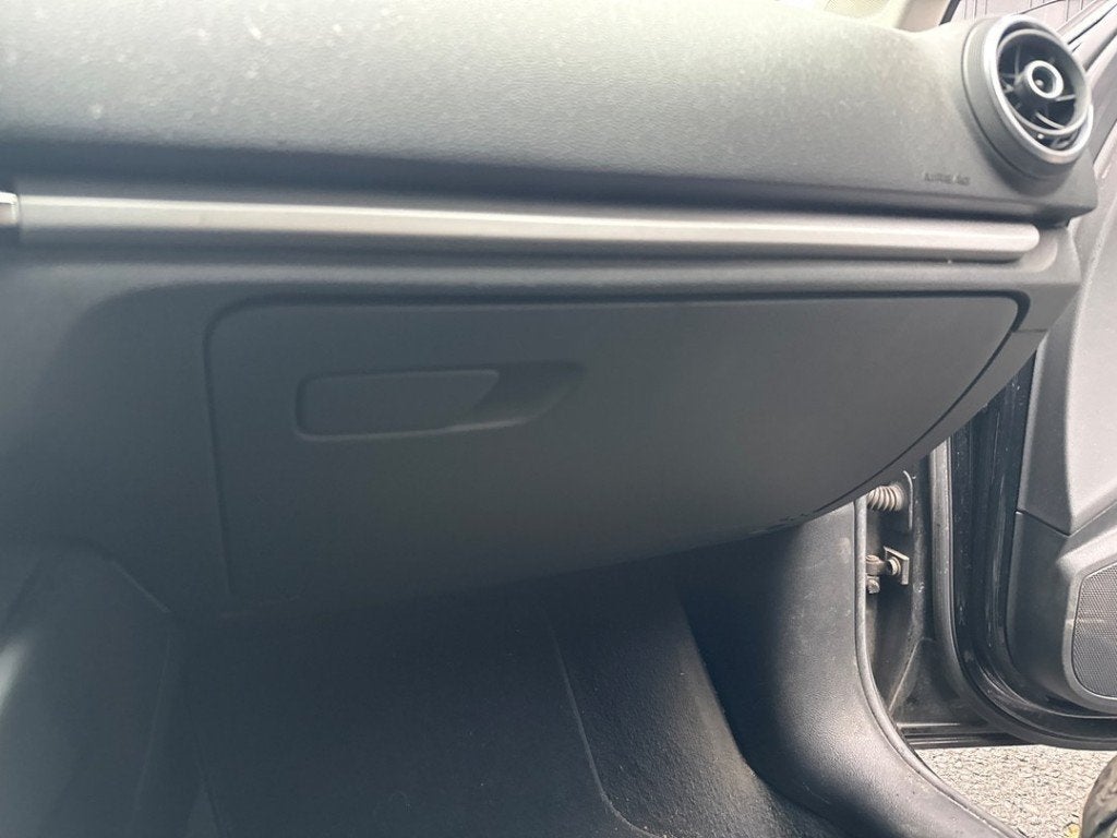 COMPARTIMENT A GANTS Audi A3 Sportback (8VA / 8VF), Auto-Union-Straße  1,
85057  Ingolstadt, DE, Info@audi.de, Audi, Utilisé