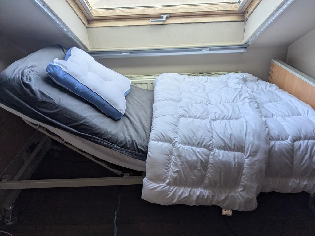 Verzorgingsbed / ziekenhuisbed incl matras en beugel, Huis en Inrichting, Slaapkamer | Slaapbanken, Ophalen