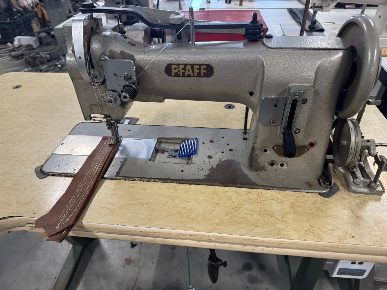 Industriele naaimachine pfaff 545 3voudig transport 220v, Pfaff, Enlèvement ou Envoi, Machine à coudre, Industrie