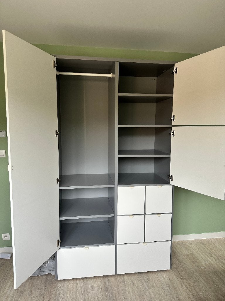 Kledingkast VISTHUS (grijs/wit), Comme neuf, 100 à 150 cm, Enlèvement, 200 cm ou plus
