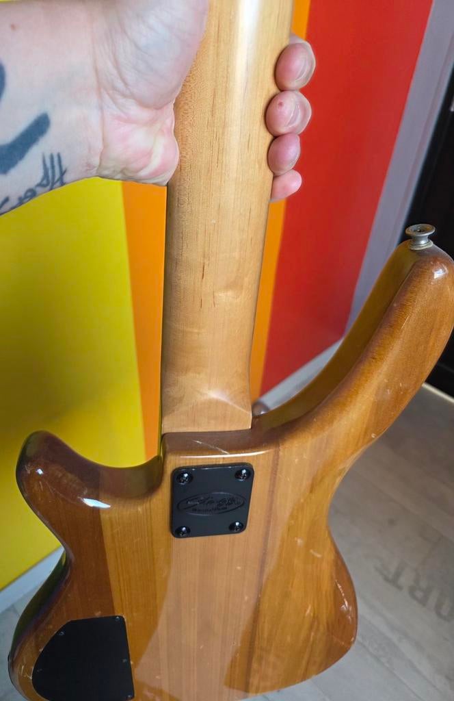 Basse Stagg, Musique & Instruments, Enlèvement