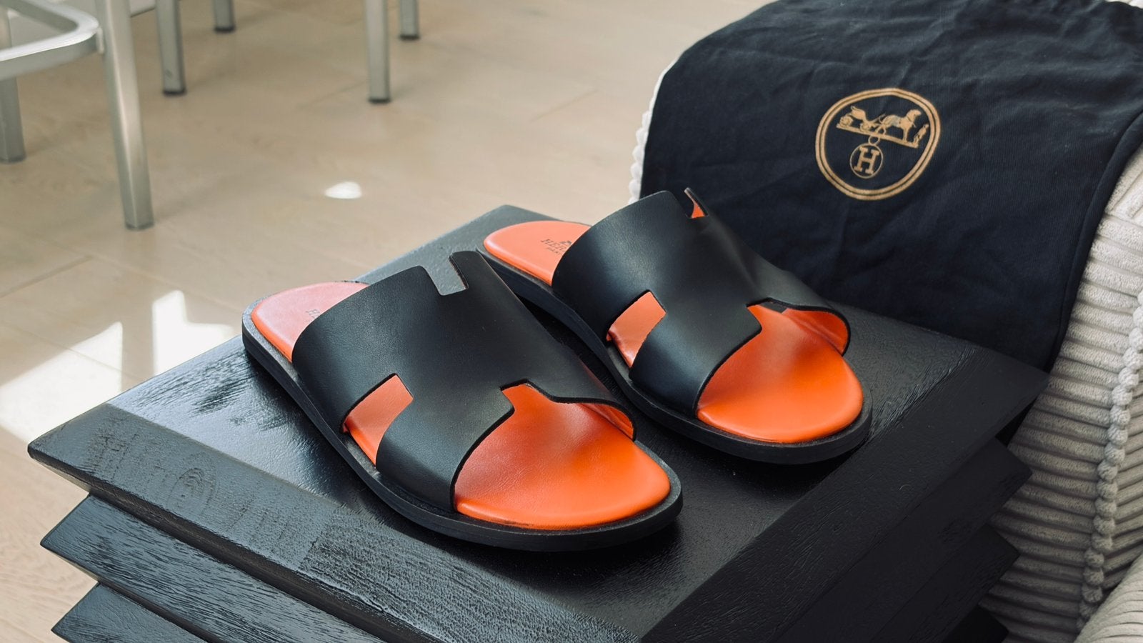 Hermès Izmir Sandals Orange/Black 41, Vêtements | Hommes, Chaussures, Neuf, Enlèvement ou Envoi, Sandales, Noir