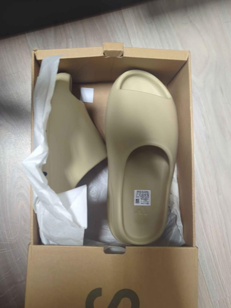 Yeezy solide sand, Enfants & Bébés, Vêtements de bébé | Chaussures & Chaussettes, Envoi, Neuf