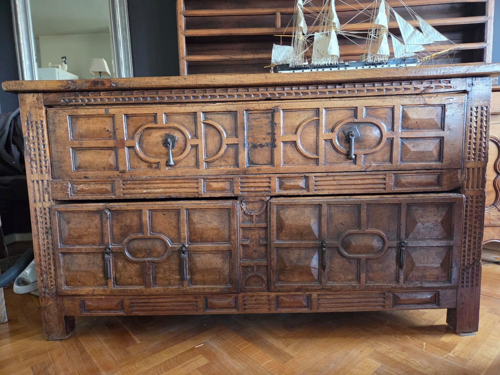 Art Nouveau dressoir van massief hout - Gesneden smeedijzere, Huis en Inrichting, Woonaccessoires | Kisten, Ophalen, Eikenhout