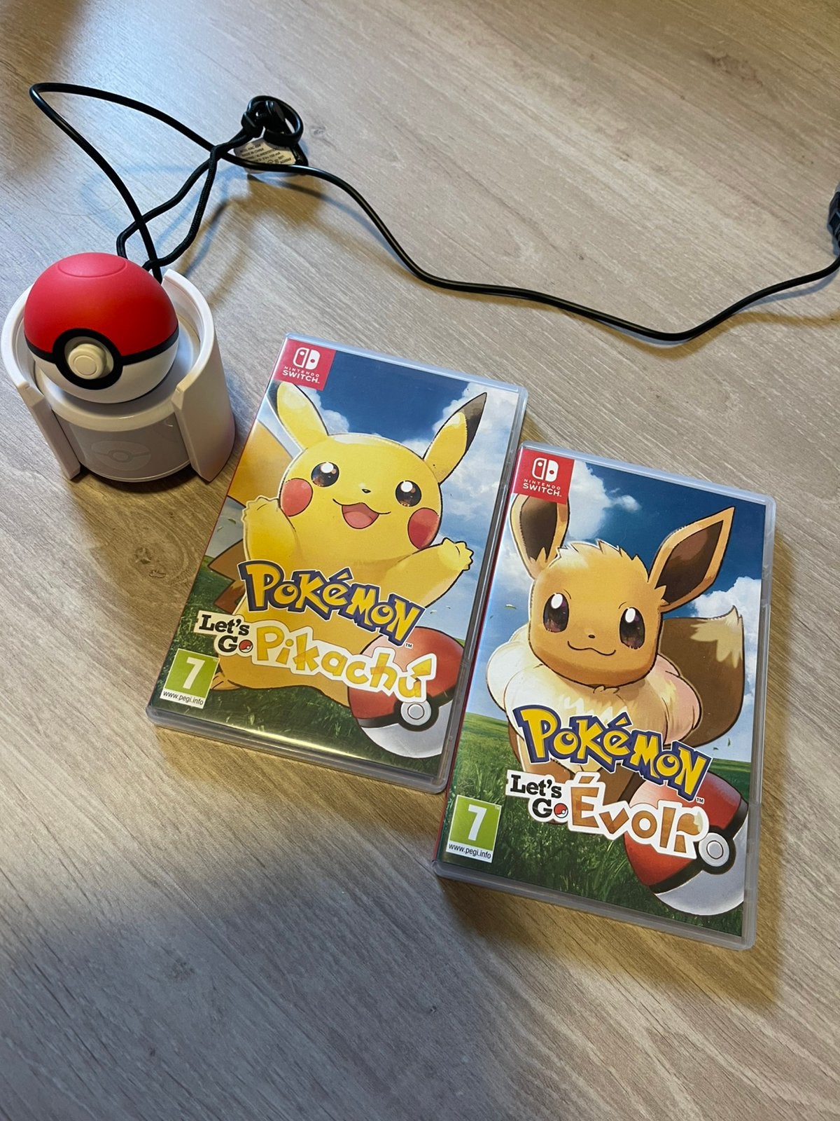 Pokémon 2 jeux + manette pokeball et support charge, Enlèvement ou Envoi, Comme neuf