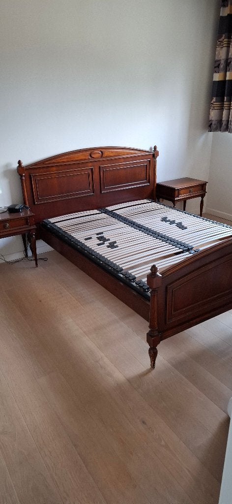 2 persoonbed met nachtkastjes in notenhout., Ophalen, Gebruikt, 55 tot 70 cm, 65 cm of meer