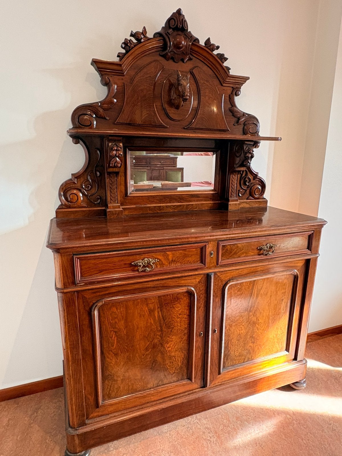 Buffet ancien avec miroir et sculptures — Noyer, Enlèvement
