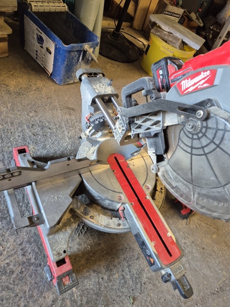 Milwaukee zaag machine met tafel en baterij, Doe-het-zelf en Bouw, Gereedschap | Zaagmachines, Ophalen, Cirkelzaag, 70 mm of meer
