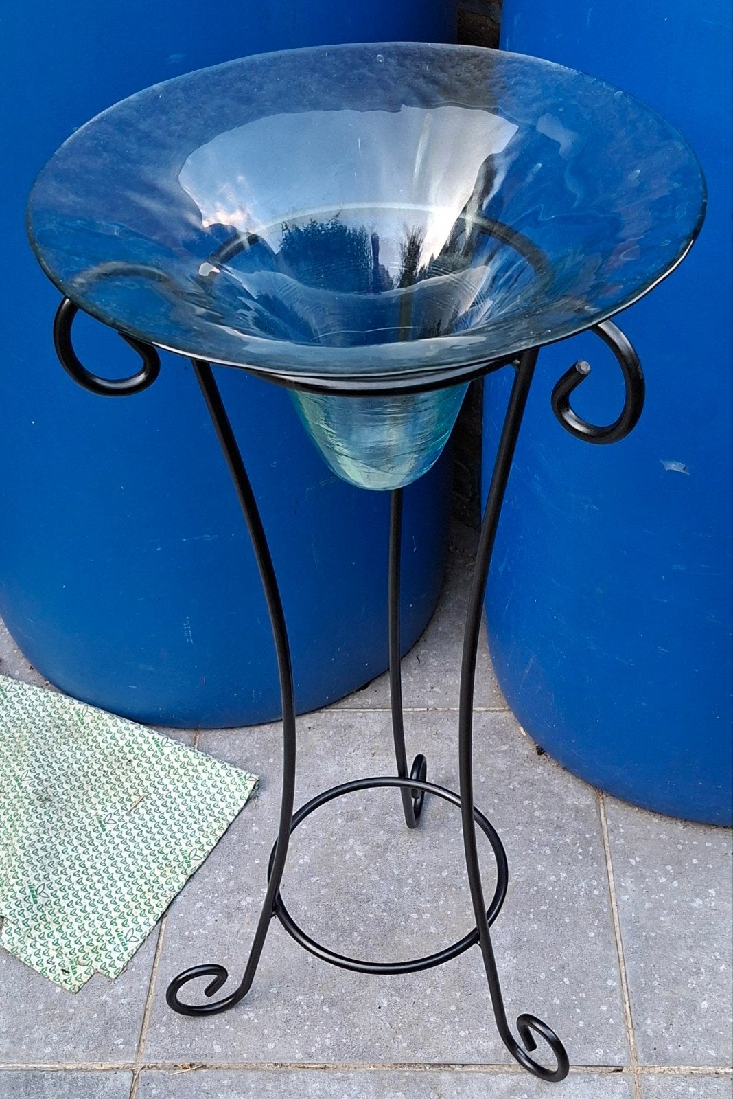 Très belle vasque en verre sur pied en fer forgé, Maison & Meubles, Enlèvement, Comme neuf, Pot de fleurs ou jardinière