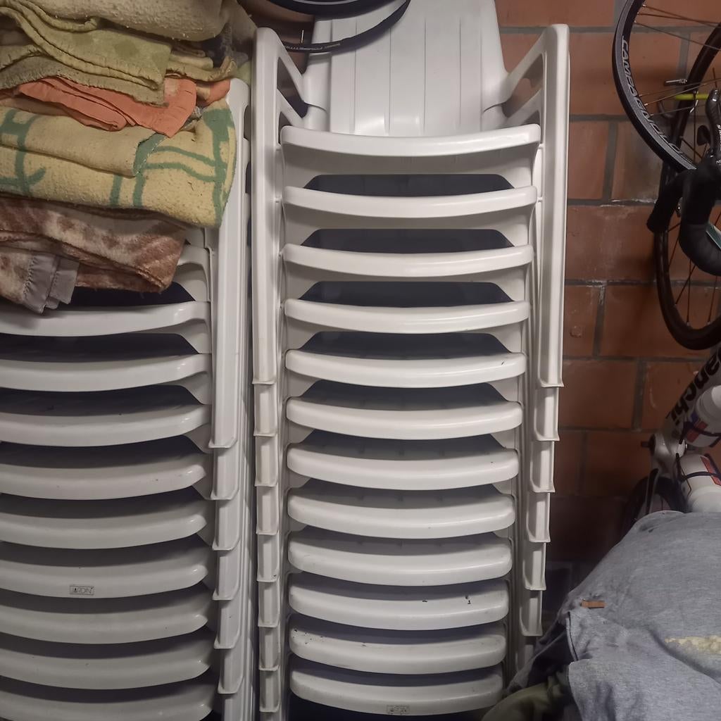 23 witte tuinstoelen van jardin met ronde tafels., Tuin en Terras, Ophalen