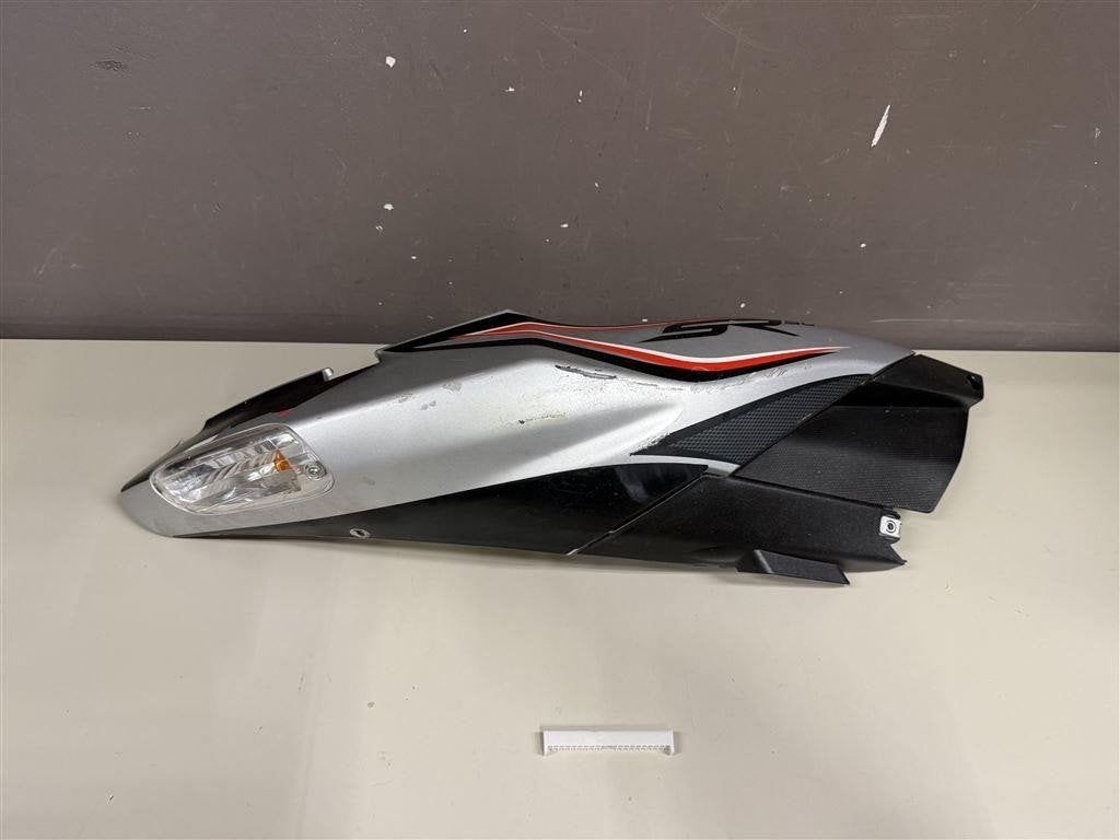 Aprilia SR 50 2015 Kuip Rechter Achterzijde Met Knipperlicht, Vélos & Vélomoteurs, Pièces de cyclomoteur | Scooters, Utilisé, Aprilia
