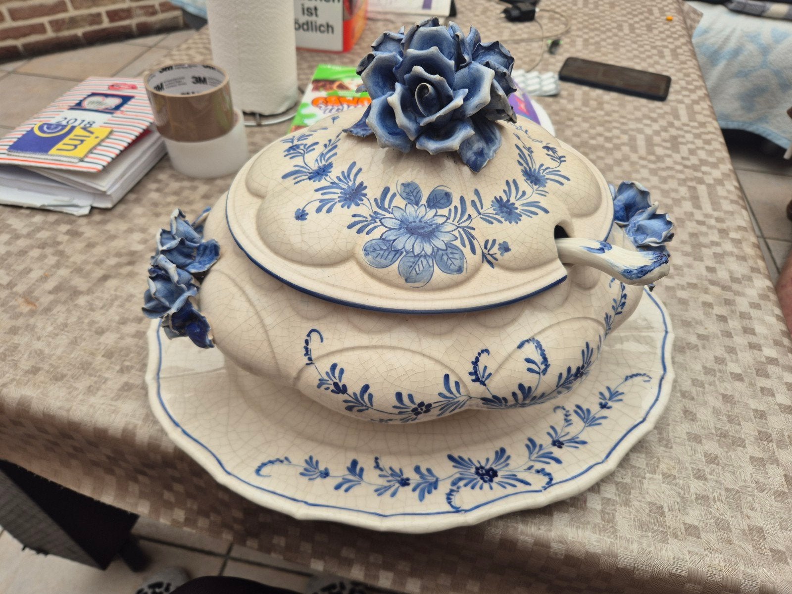 Antieke ceramische soepterrine met bloemen, Ophalen