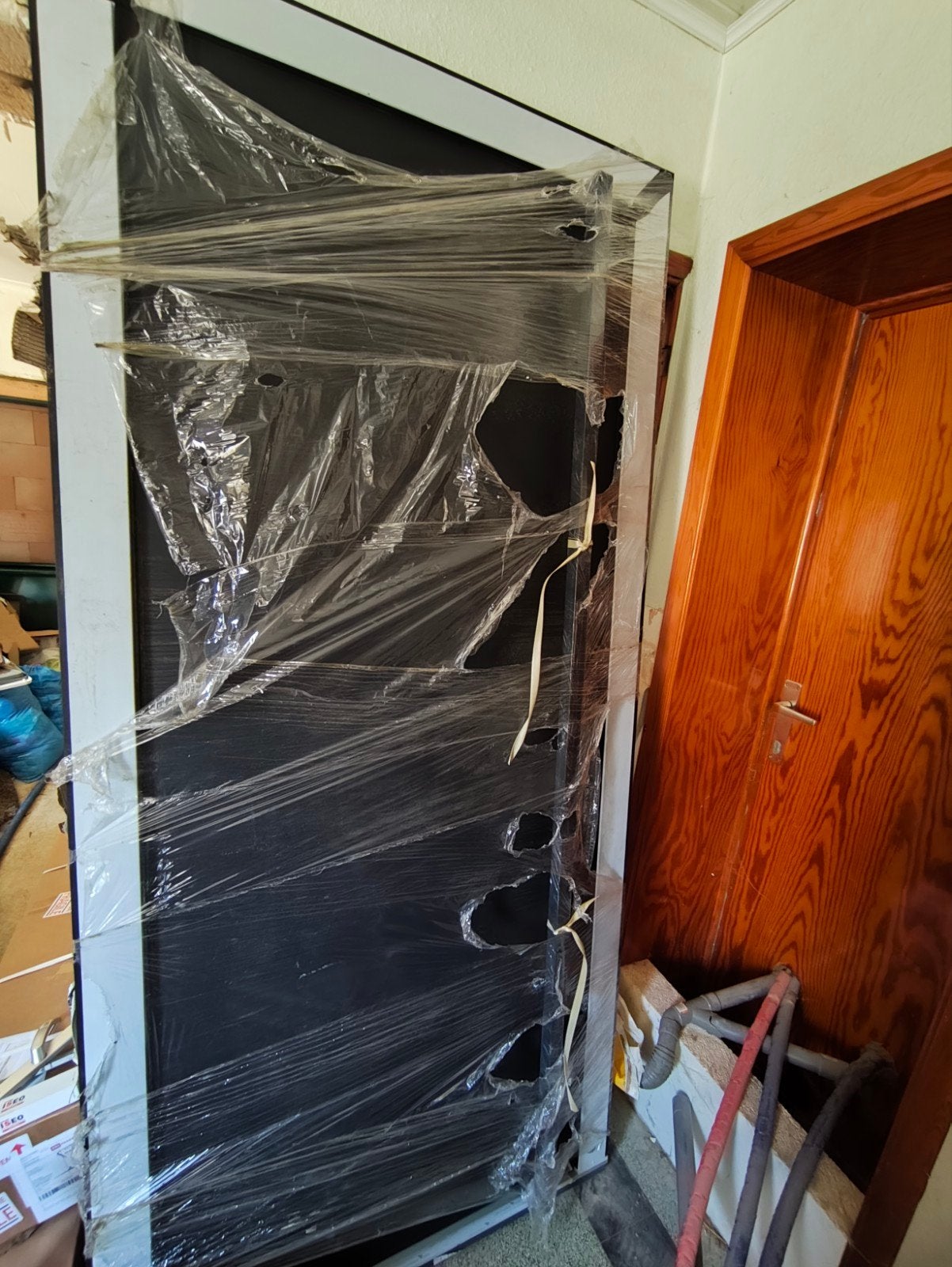 pvc paneeldeur met modernetrekker, Ophalen