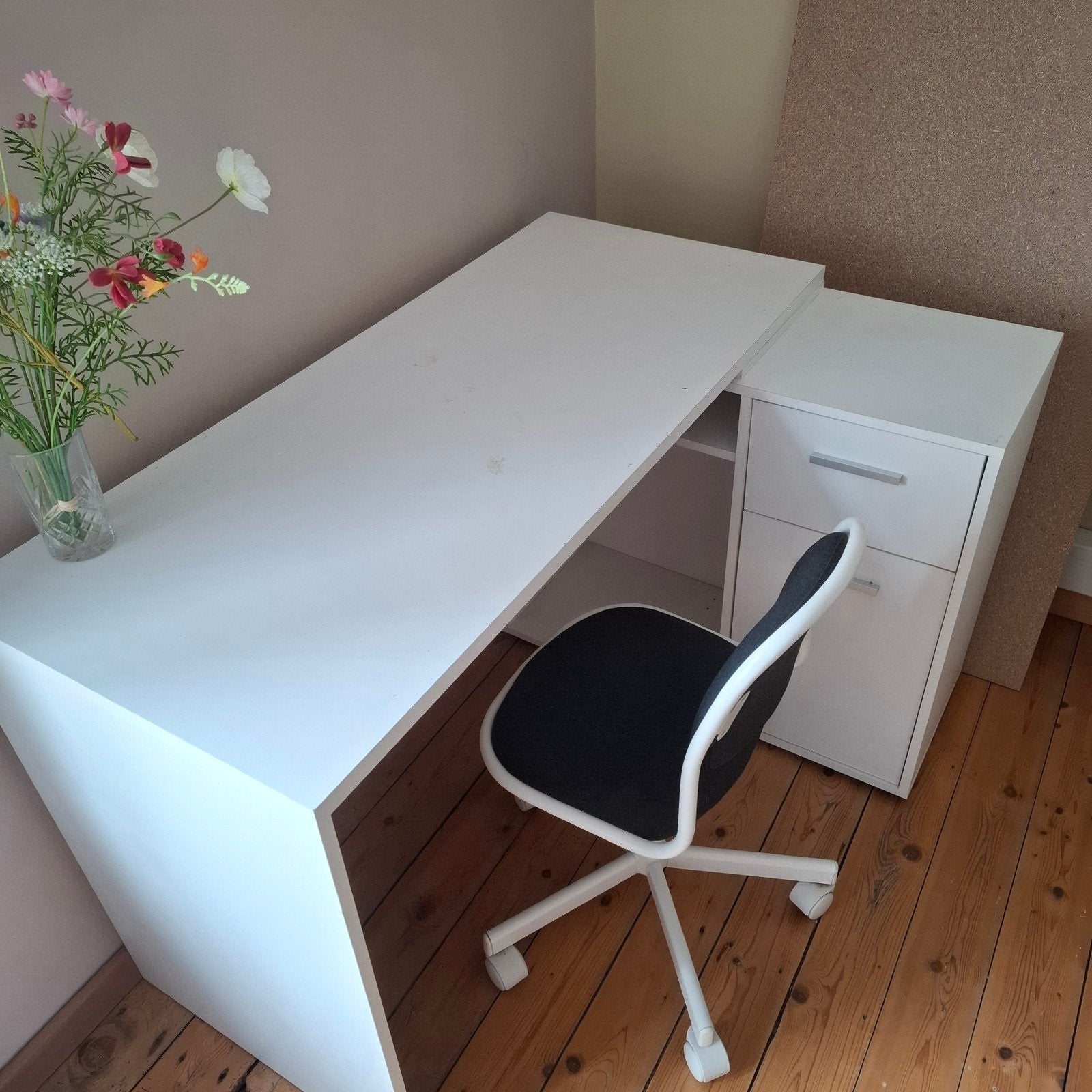 Wit hoekbureau met ladenkast + bureaustoel, Enlèvement