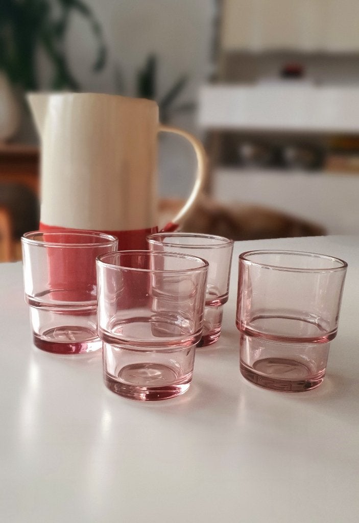 Keramiek karaf met 4 roze glazen, Huis en Inrichting, Glas of Glazen, Keramiek, Nieuw, Ophalen of Verzenden
