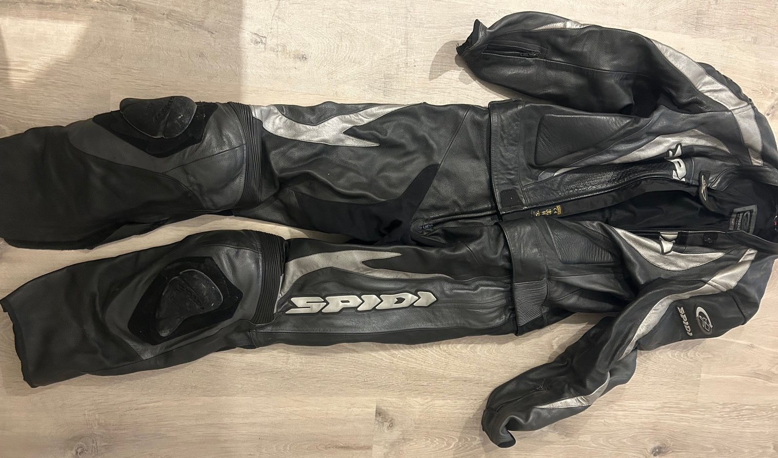 Motorkleding, Motoren, Ophalen