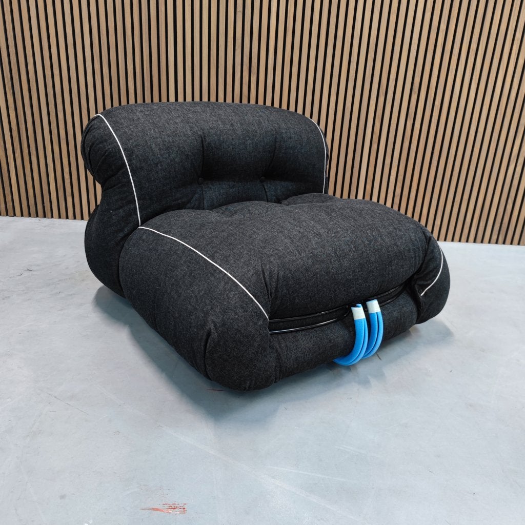 Cassina Soriana -Japanese Blue denim (Limited edition!), Antiek en Kunst, Antiek | Meubels | Stoelen en Sofa's, Ophalen of Verzenden