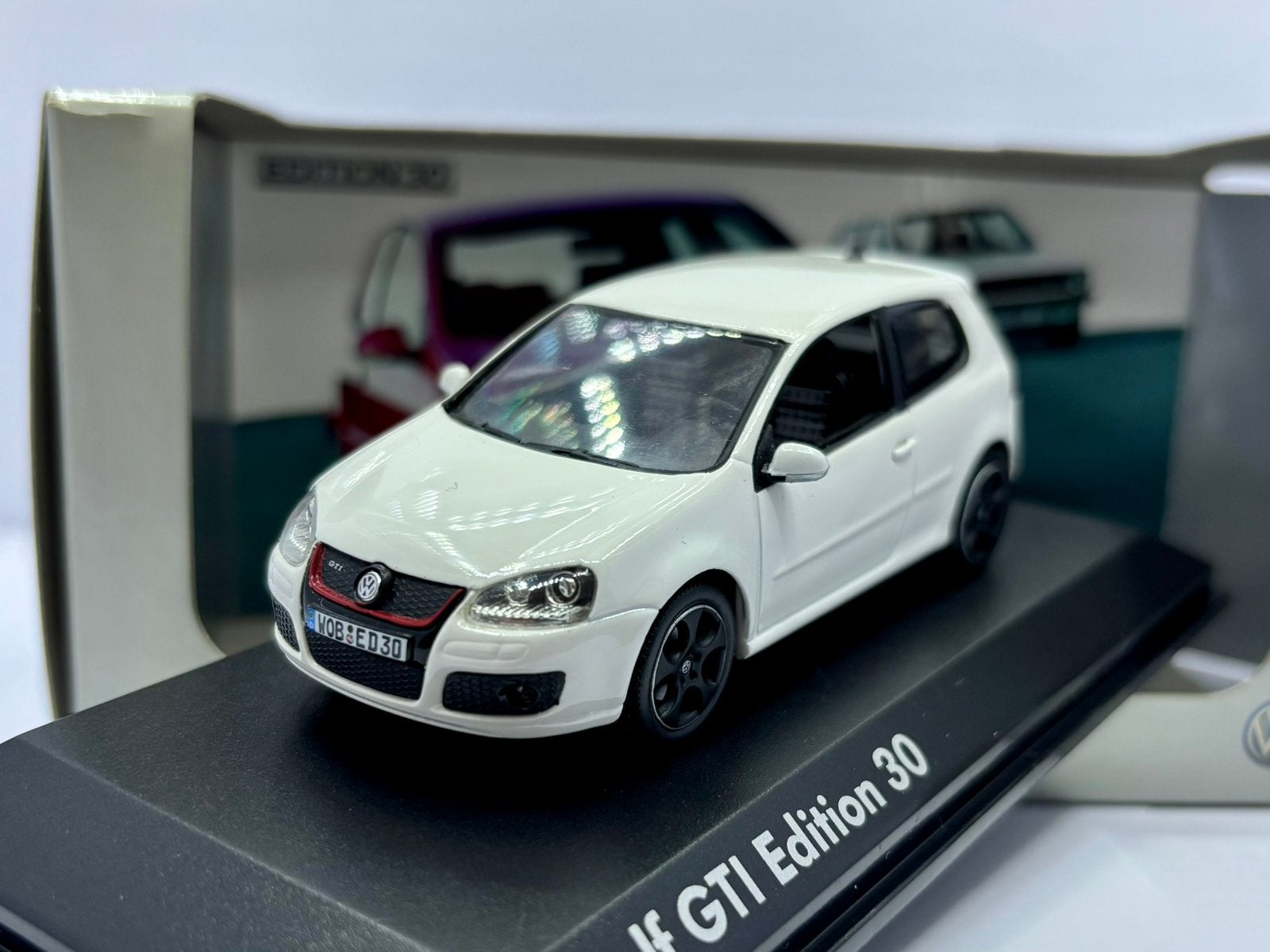 1:43 Volkswagen golf 5 GTI edition 30, Enlèvement ou Envoi, Comme neuf