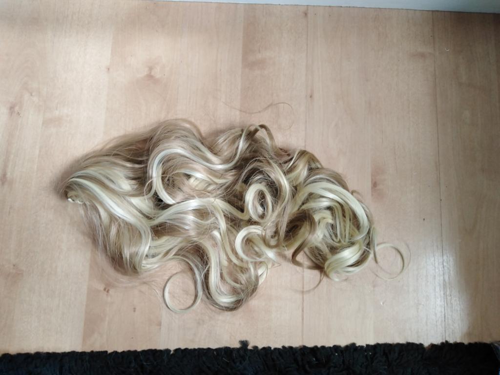 Clip in staart blond half krullend, Bijoux, Sacs & Beauté, Beauté | Soins des cheveux, Enlèvement ou Envoi, Neuf, Perruque ou Extension de cheveux