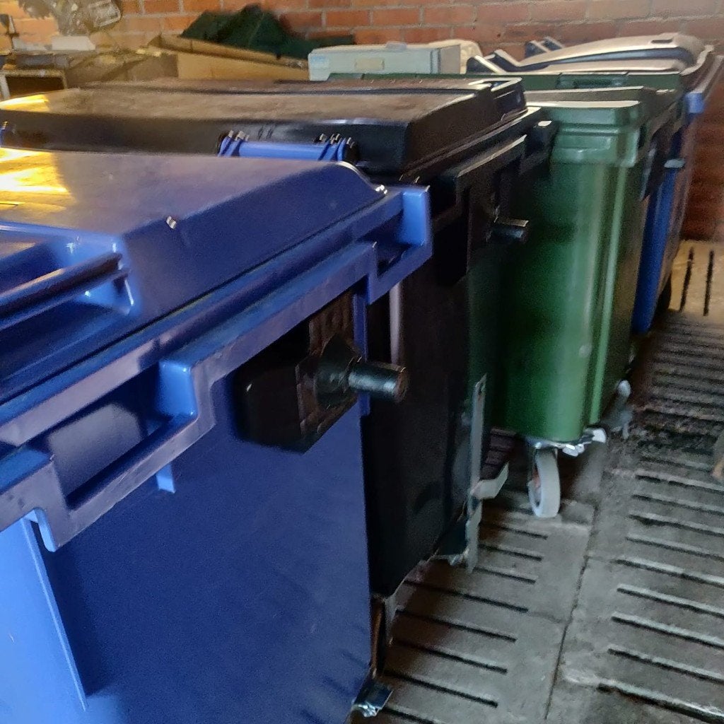 pvc containers op wielen 650 l, Bricolage & Construction, Chariots de transport, 100 litres ou plus, Enlèvement, Utilisé, Autres types