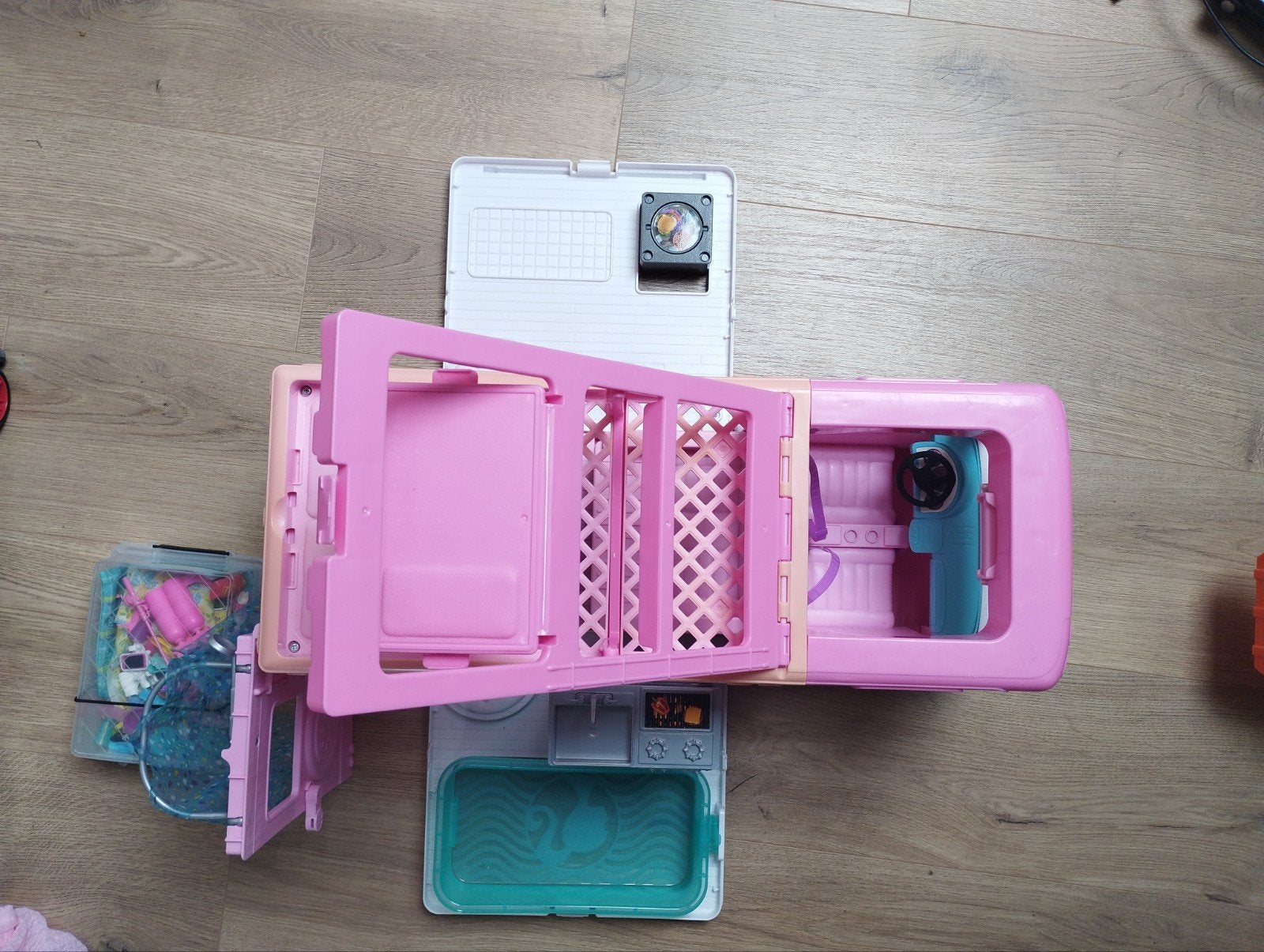 Barbie dreamcamper 3 in 1 met zwembad, Kinderen en Baby's, Ophalen, Zo goed als nieuw, Accessoires