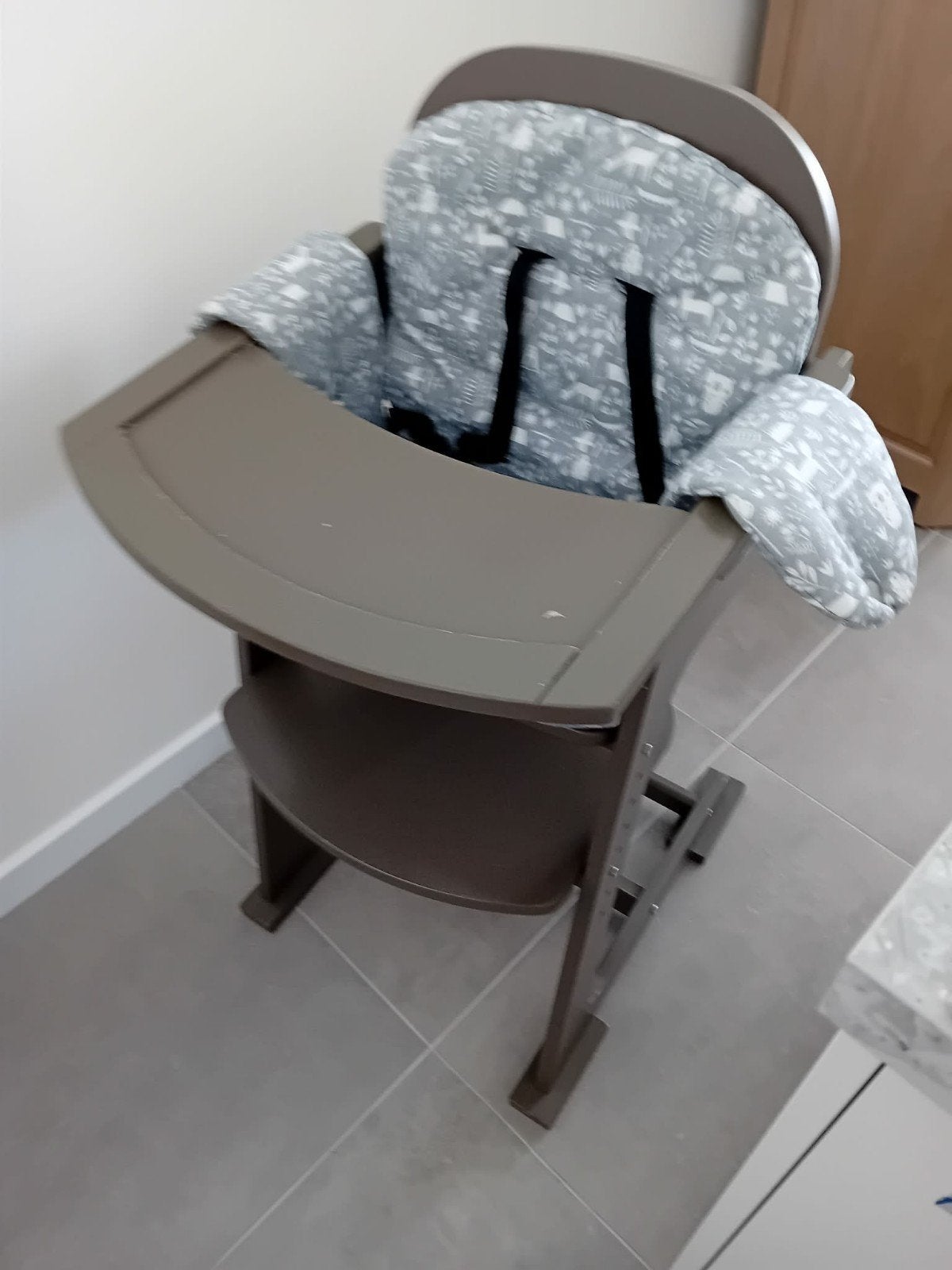 Baby bedje en eetstoel met verklein kussen., Ophalen