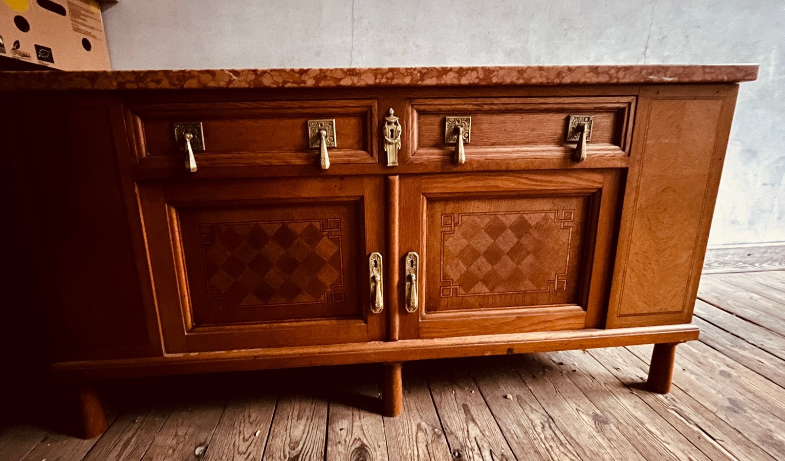Prachtige De Coene kast met koperen beslag en marmeren blad, Antiek en Kunst, Ophalen