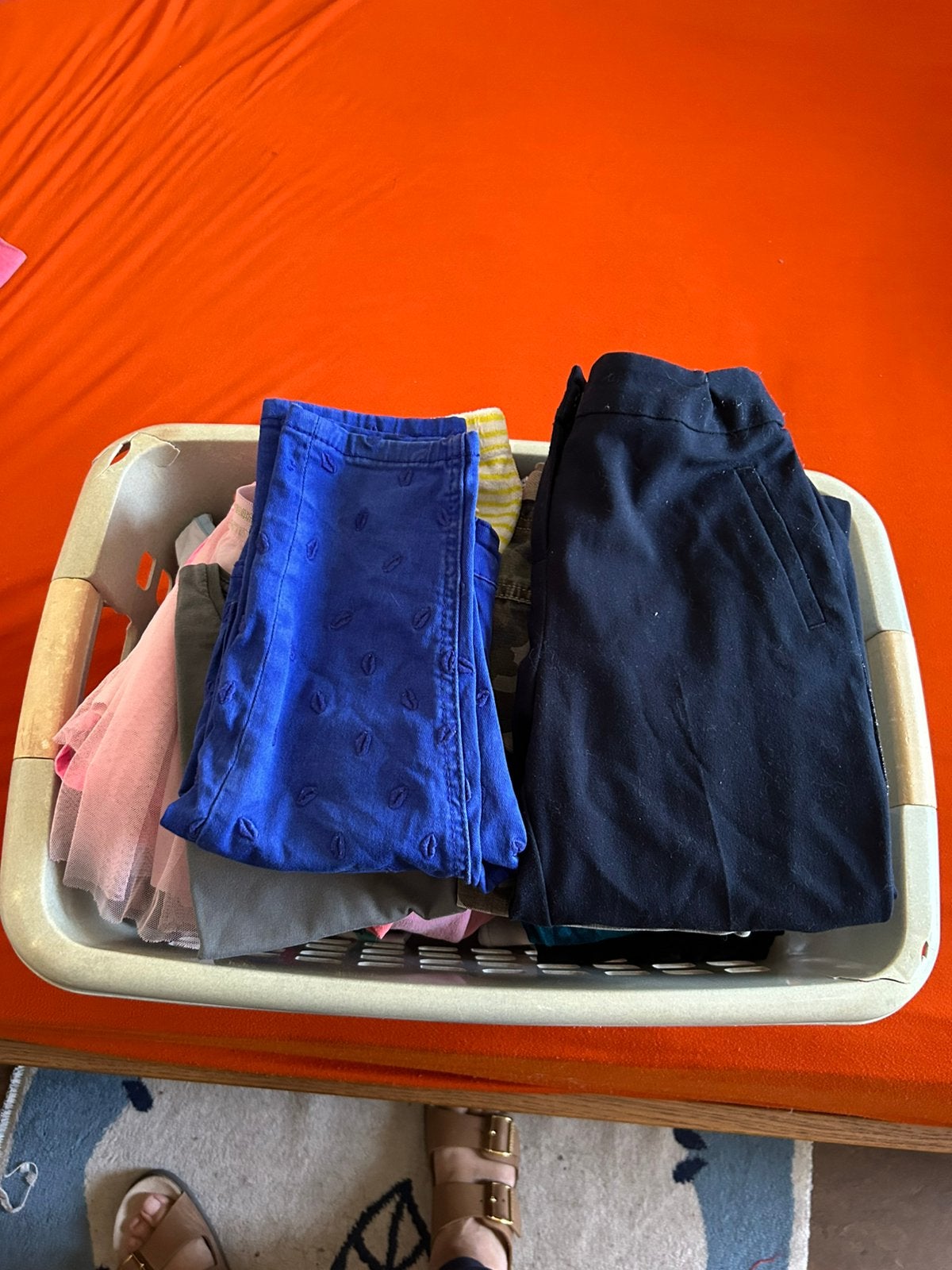 Een wasmand Vol met meisjes kleren, Enlèvement, Utilisé, Fille