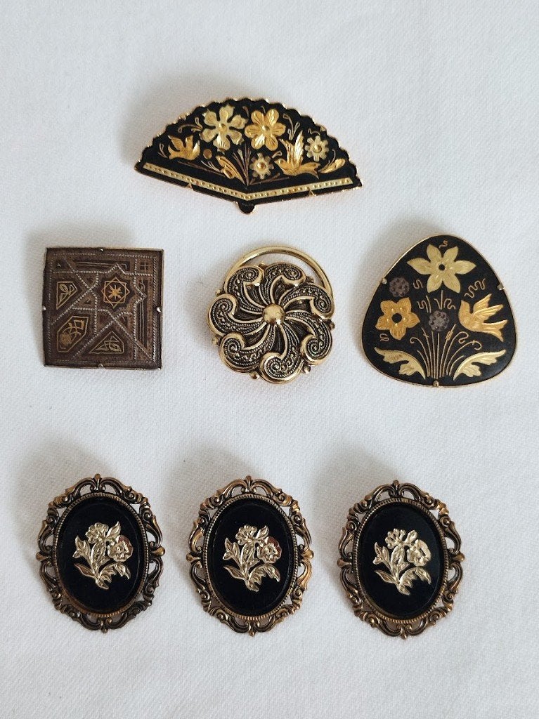 8 Damascene broches in verguld metaal - als lot of per stuk, Overige materialen, 4 tot 7 cm, Gebruikt, Zwart