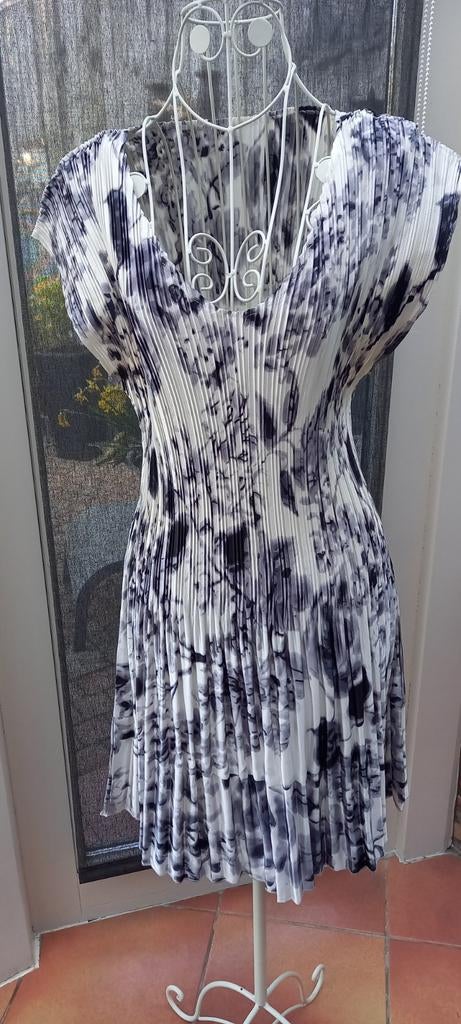 Nieuw kleedje maat medium, Kleding | Dames, Jurken, Ophalen of Verzenden