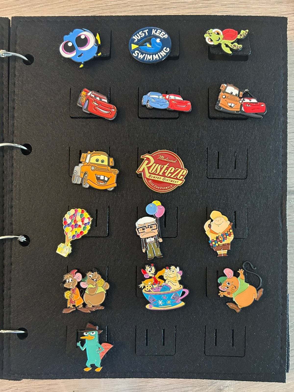 Map met 60 verschillende Pin's Disney, Ophalen of Verzenden, Zo goed als nieuw