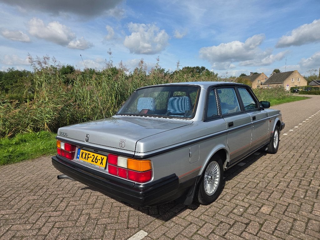 Volvo 240 zilvergrijs-zwart bouwjaar 1987, foto 4