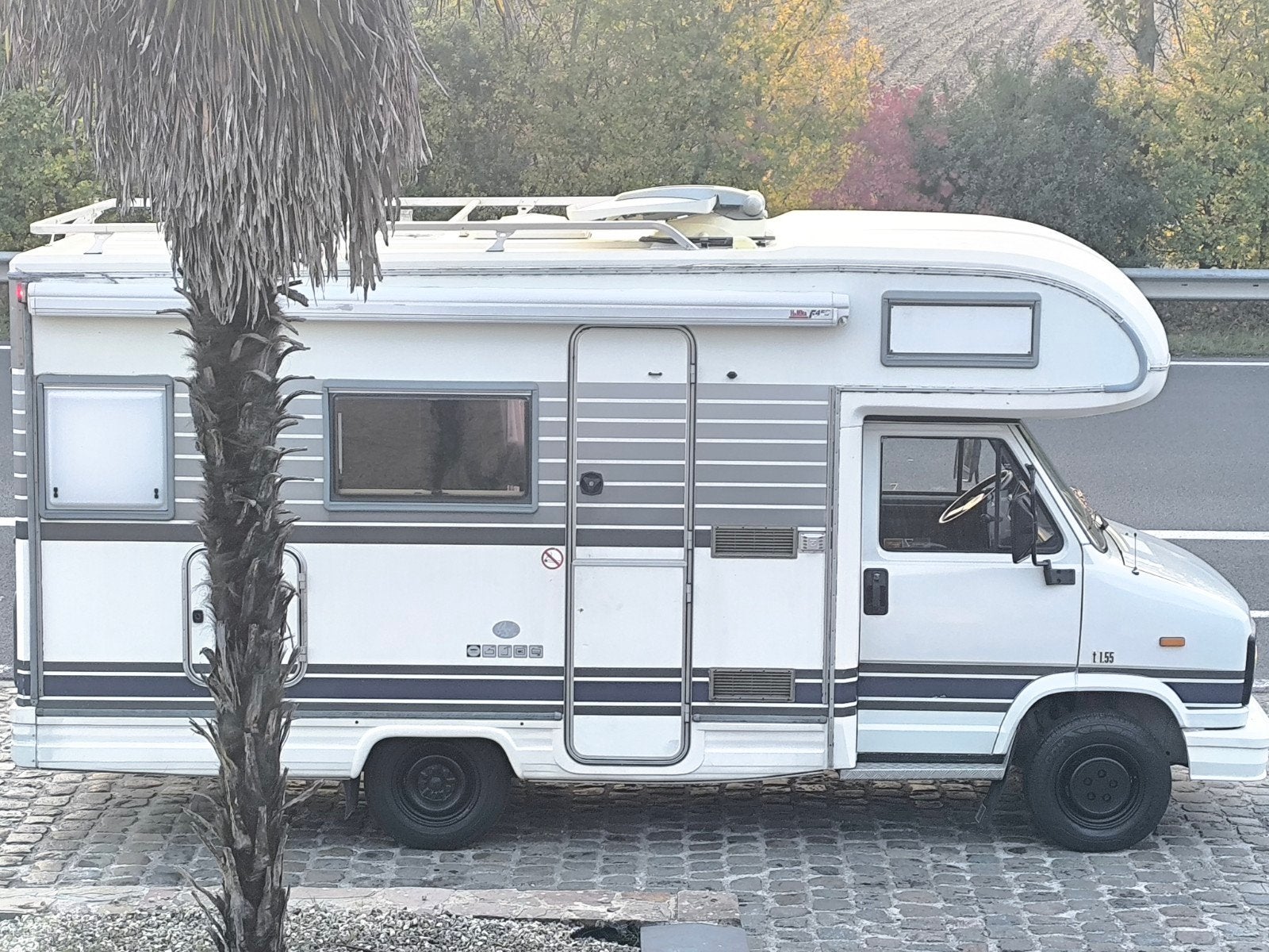 Camping-car soigné avec un bon moteur, diesel 2.5 à l'ancien, Siège de train, Jusqu'à 4, Boîte manuelle, Intégral