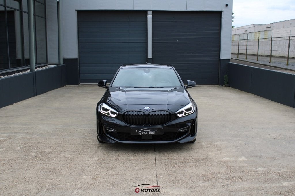 BMW 118 M SPORT-LED-CARPLAY-NAVI-PDC-GARANTIE, Auto's, BMW, Automaat, Zwart, Bedrijf, 5 deurs