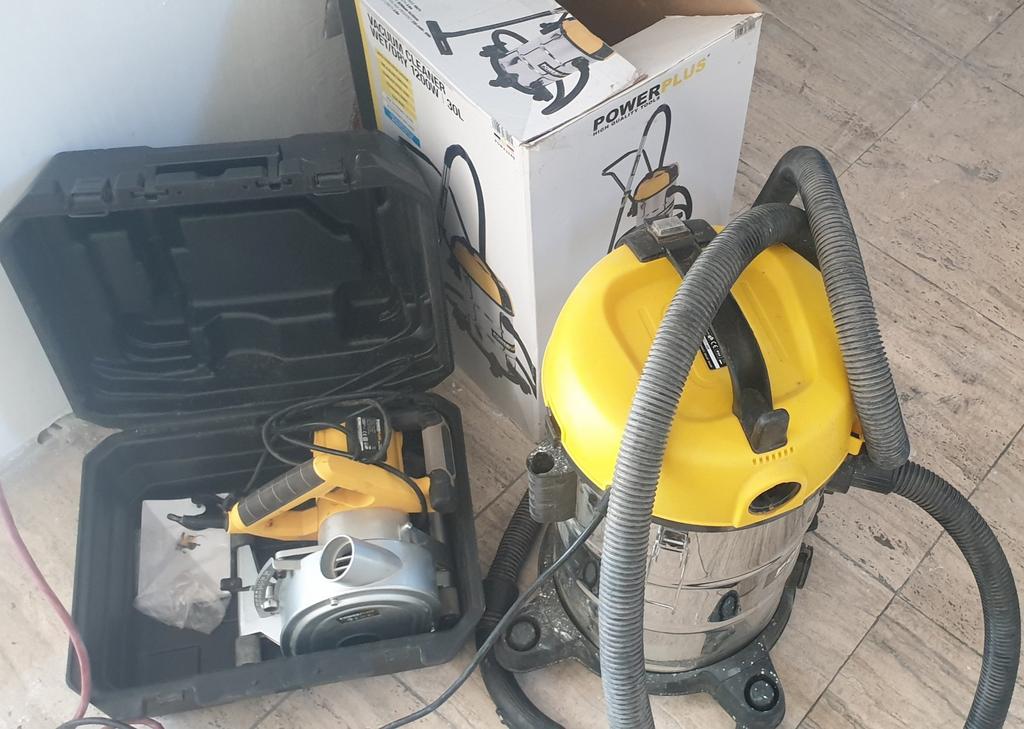 Muur dubbele zaag plus bijbehorende stofzuiger, Doe-het-zelf en Bouw, Gereedschap | Zaagmachines, Ophalen, Zo goed als nieuw