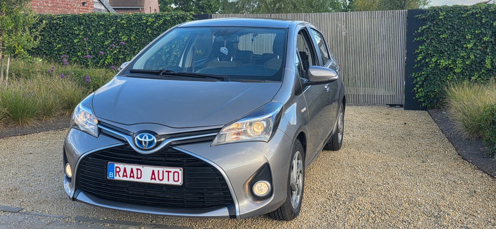 Toyota yaris 1.5 hybride _ 55kw / 1ère main _ 12 mois garant, Autos, Argent ou Gris, Achat, Euro 6, Entreprise