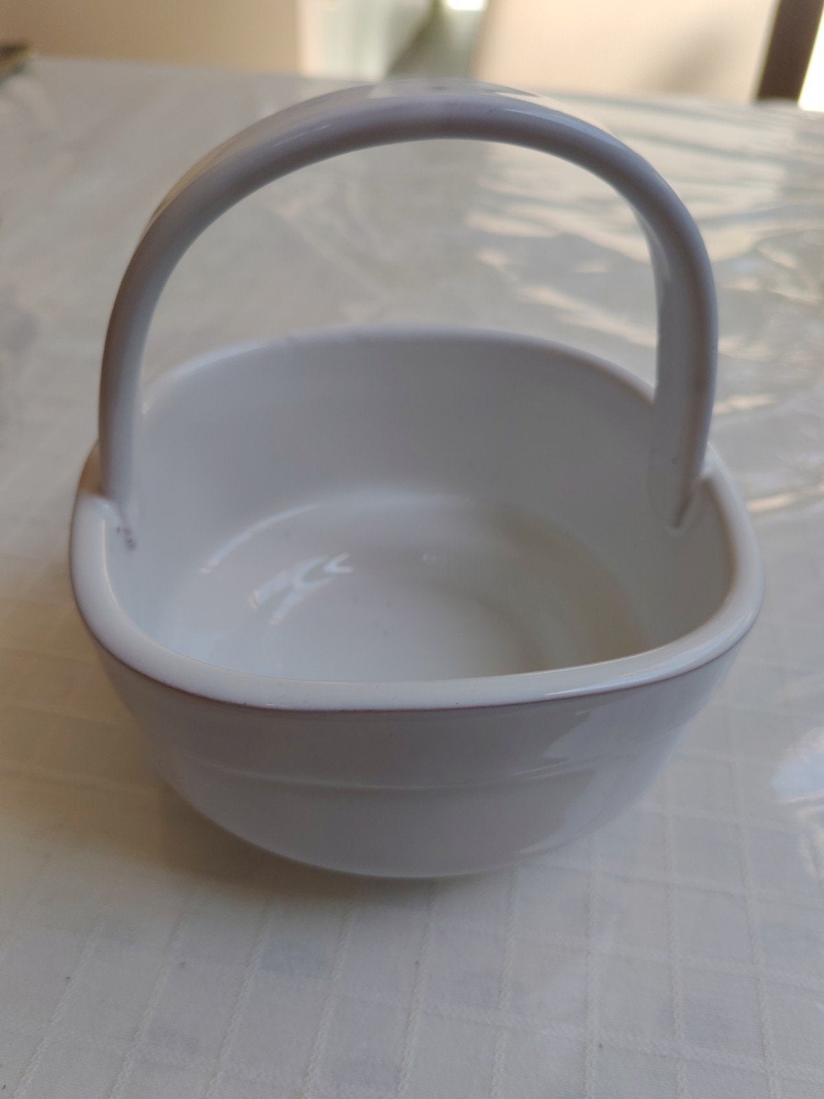 Petit panier en faïence blanche