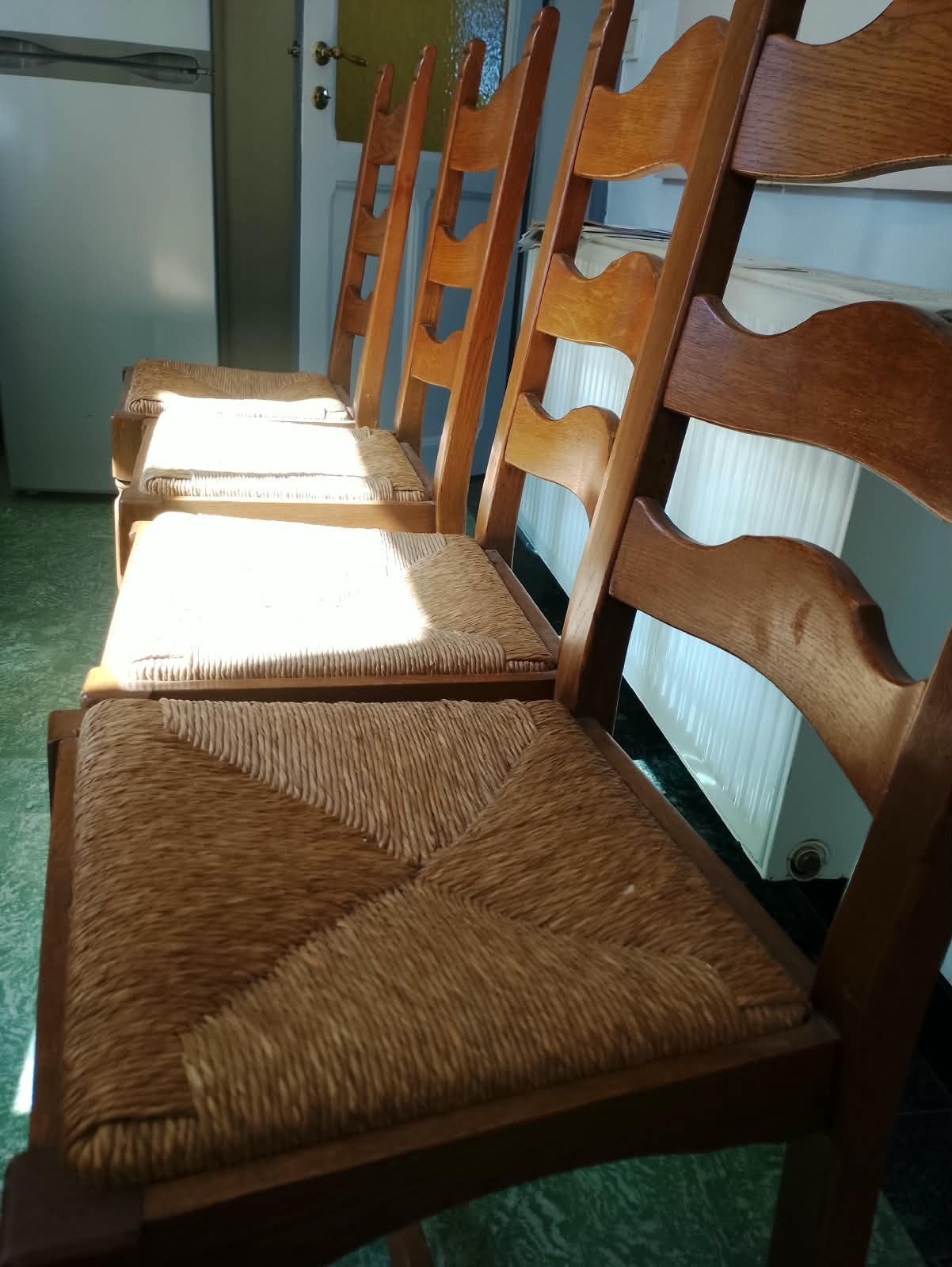 chaises en bois et en osier, Enlèvement