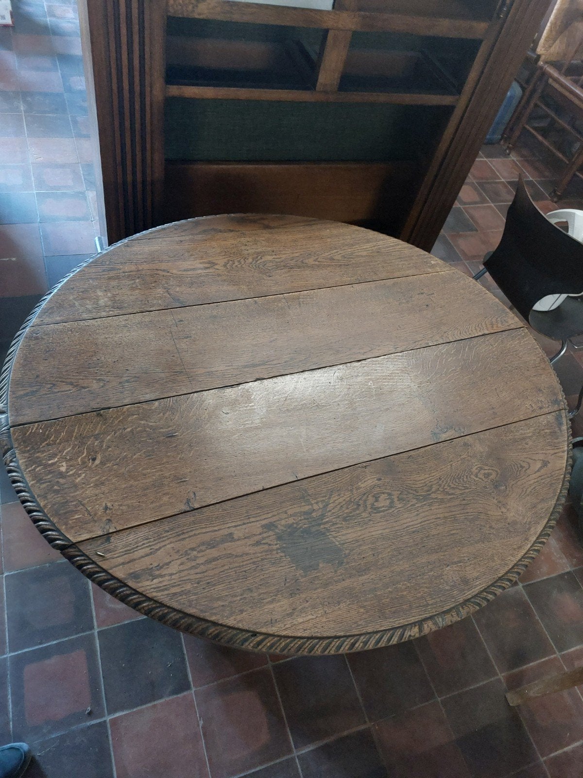 antiek ovalen houten tafeltje, Enlèvement