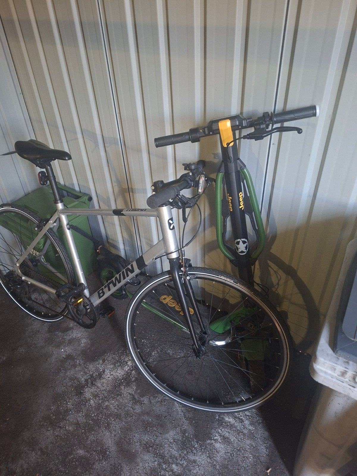 fiets + werkende step, Vélos & Vélomoteurs, Vélos | Hommes | Vélos de sport & Vélo de randonnée, Enlèvement, Utilisé, Moins de 10 vitesses