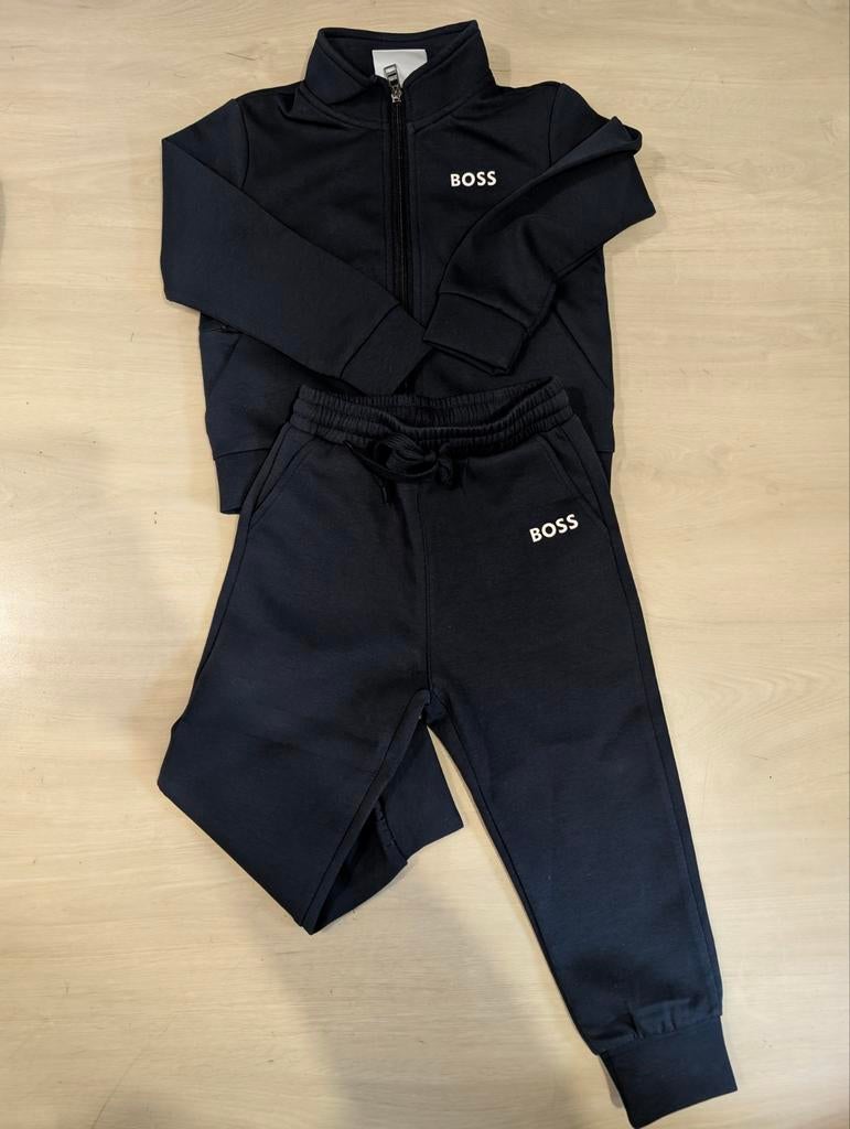 Ensemble de jogging boss enfant neuf, Enfants & Bébés, Neuf, Garçon, Pull ou Veste, Hugo boss