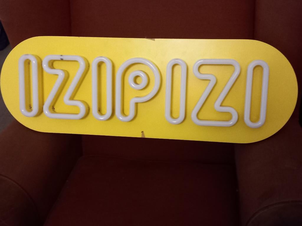 Vintage reclamebord van izipizi  met neon verlichting, Verzamelen, Ophalen, Reclamebord