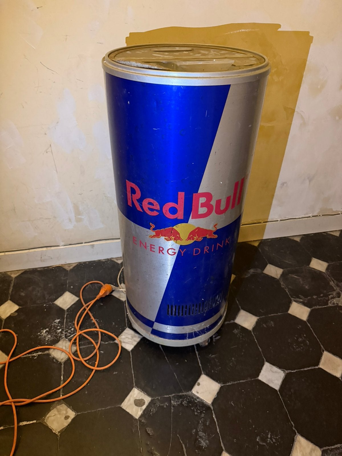 Professionele koelkast/display van Red Bull, Ophalen, 85 tot 120 cm, Zonder vriesvak, Gebruikt