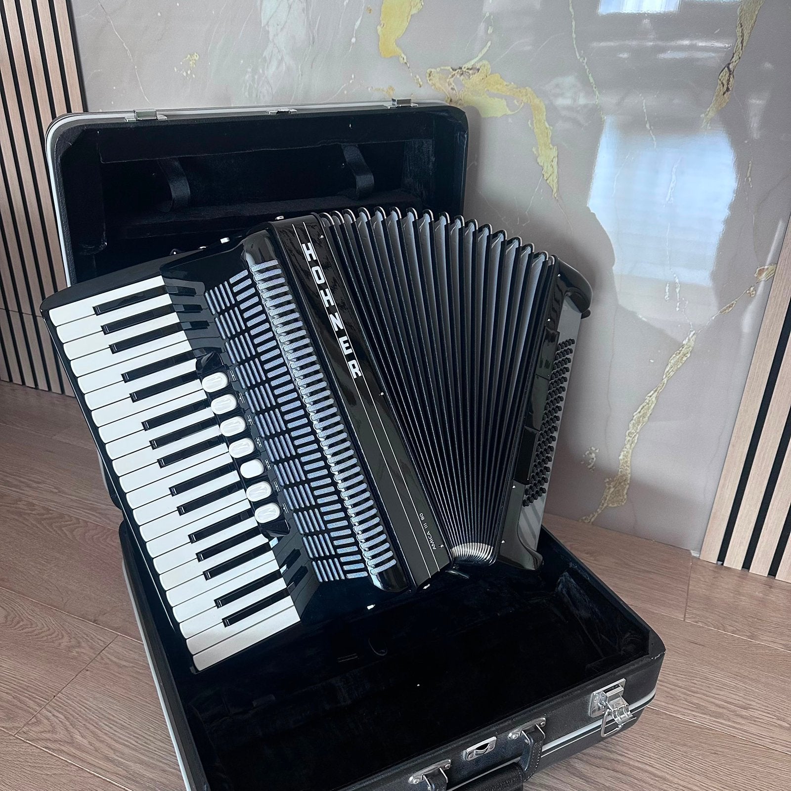 Accordeon Hohner amica III 80 bass, Enlèvement