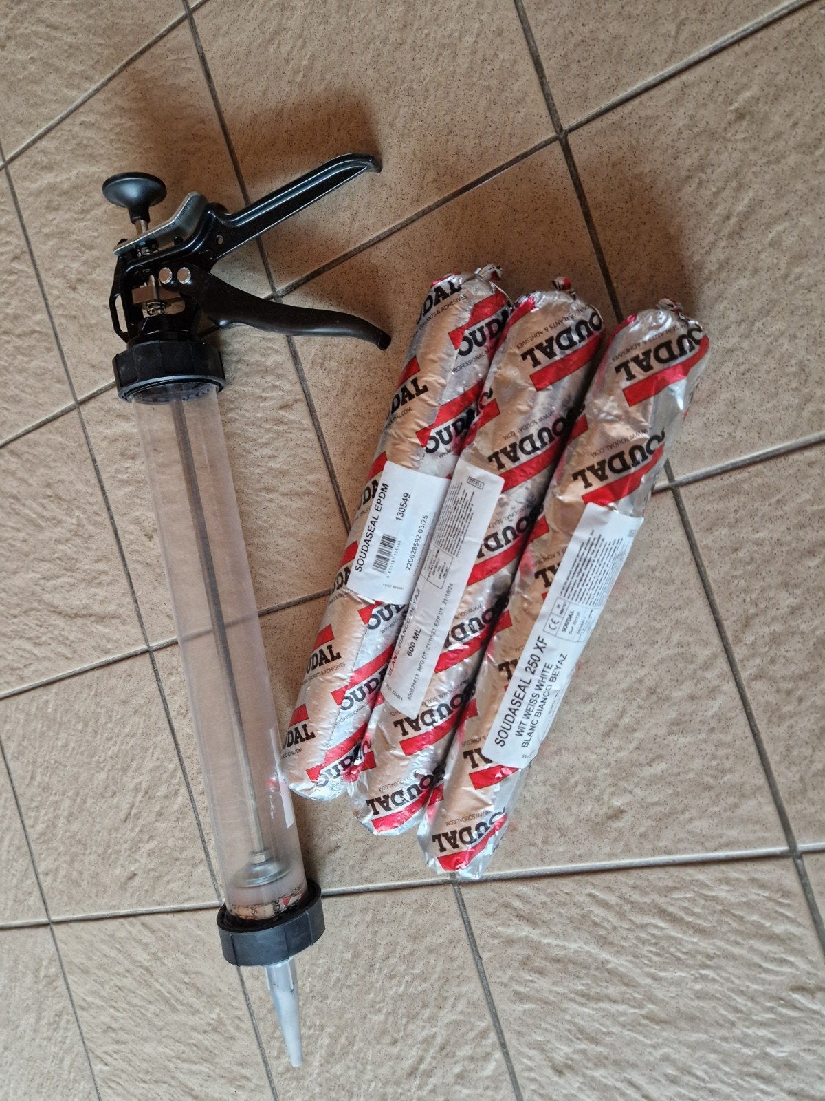 Kitspuit en 3 tubes kit merk soudal, Ophalen