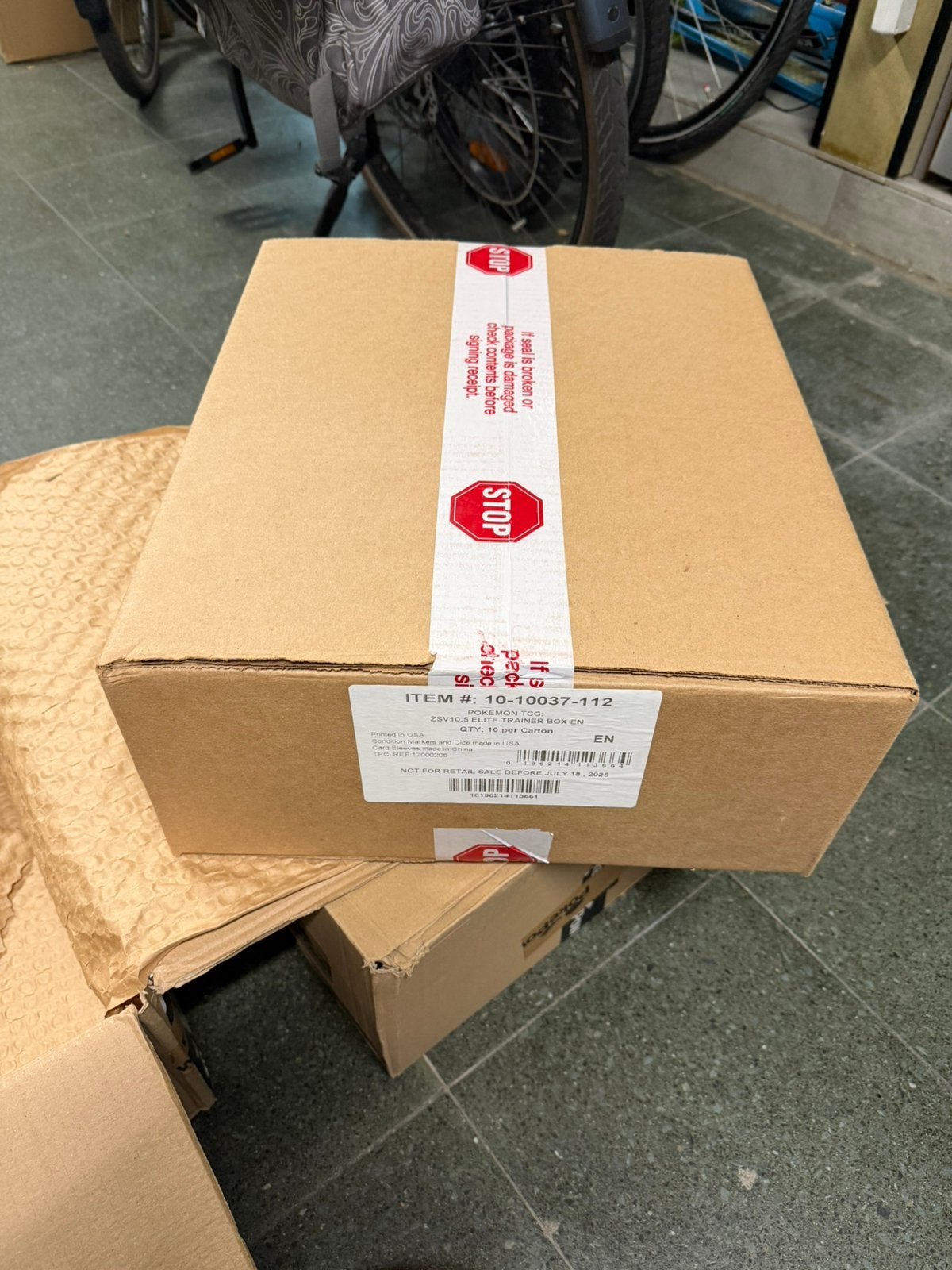 Black Bolt Elite Trainer box case (sealed), Ophalen, Zo goed als nieuw