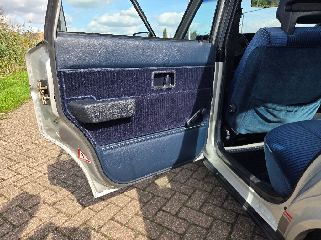 Volvo 240 zilvergrijs-zwart bouwjaar 1987, foto 7