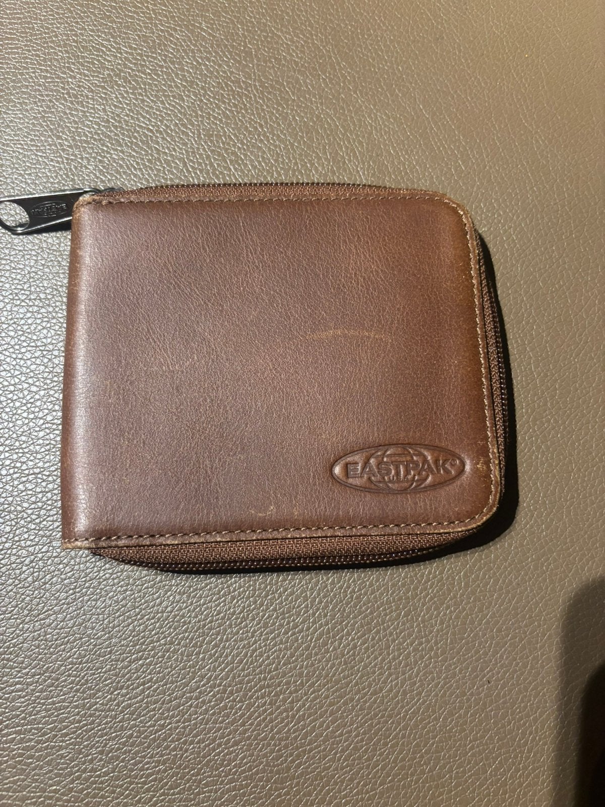Sac à main zippé en cuir marron — Look vintage par Eastpak, Bijoux, Sacs & Beauté, Autres marques, Cuir, Enlèvement ou Envoi, Brun